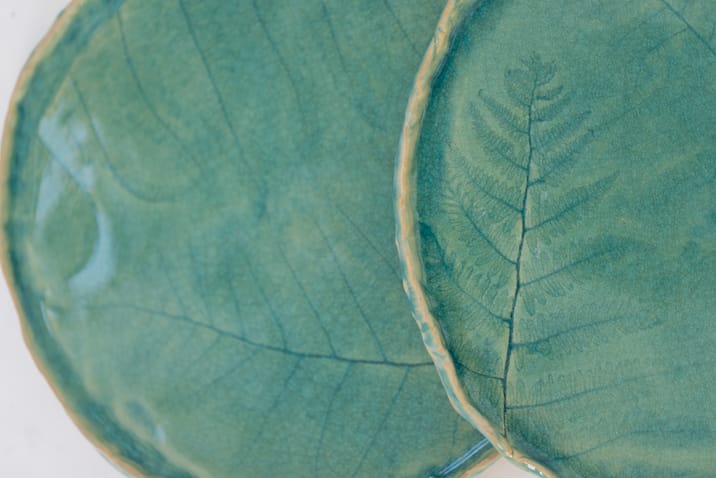 Ręcznie robiony talerz ceramiczny z botanicznym odciskiem roślin na morskim szkliwie, unikatowa ceramika artystyczna, dekoracyjny talerz w stylu boho