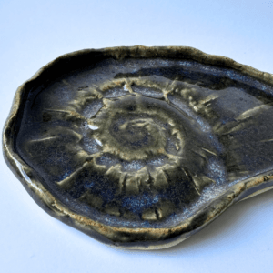 Ręcznie wykonana podstawka ceramiczna, w kolorze granatowym, idealna pod kadzidło