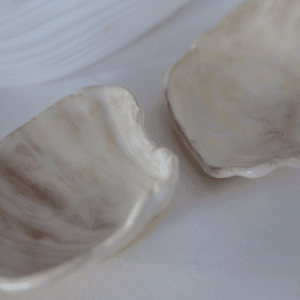 Ręcznie wykonana ceramiczna podstawka w kształcie muszelki, w kolorze białym, idealna na biżuterie