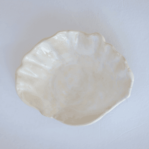 Ręcznie wykonana ceramiczna podstawka w kształcie muszelki, w kolorze białym, idealna na biżuterie