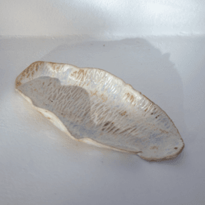 Ręcznie wykonana ceramiczna podstawka w kształcie liścia, w kolorze białym, idealna na biżuterie lub kadzidło