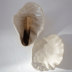 Ręcznie wykonana ceramiczna podstawka w kształcie muszelki, w kolorze białym, idealna na biżuterie