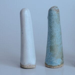 Ręcznie wykonany ceramiczny stojak na pierścionki, w kolorze białym, idealny akcesorium do przechowywania pierścionków