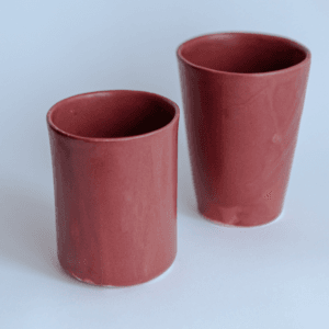 Ręcznie wykonany ceramiczny kubek, w kolorze burgundowym, idealny do gorących napojów