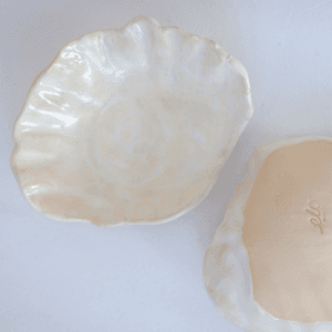 Ręcznie wykonana ceramiczna podstawka w kształcie muszelki, w kolorze białym, idealna na biżuterie