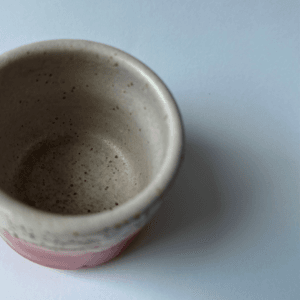Ręcznie wykonana ceramiczna czarka, w kolorze czerwonym, idealna do degustacji kawy