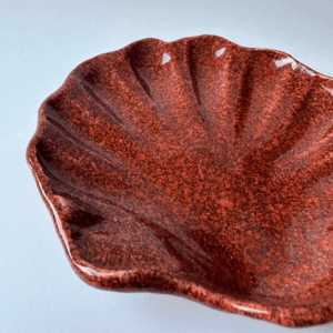 Ręcznie wykonana ceramiczna podstawka w kształcie muszli, szklona w odcieniu czerwonego, idealna na biżuterie