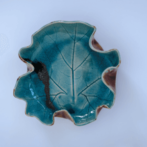 Ręcznie wykonana miseczka ceramiczna w kształcie liścia dyni, szkliwiona w odcieniach turkusu i brązu, dekoracyjna ceramika inspirowana naturą, unikatowa misa handmade
