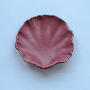 Ręcznie wykonana ceramiczna miseczka w kształcie muszelki, w kolorze różowym, idealna na biżuterie