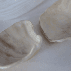 Ręcznie wykonana ceramiczna podstawka w kształcie muszelki, w kolorze białym, idealna na biżuterie