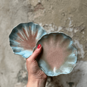 Ręcznie wykonana ceramiczna podstawka w kształcie muszli, szklona w kolorze niebieskim, idealna na biżuterie