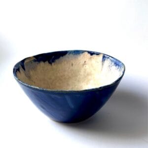 Ręcznie wykonana ceramiczna miseczka, w kolorze niebieskiem, idealna do przekąsek lub jako ozdoba