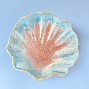 Ręcznie wykonana ceramiczna podstawka w kształcie muszli, szklona w kolorze niebieskim, idealna na biżuterie