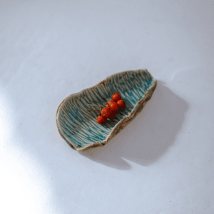 Ręcznie wykonana ceramiczna podstawka, w odcieniu niebieskiego, idealna na biżuterię lub jako ozdoba