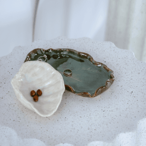 Ręcznie wykonana ceramiczna podstawka, w kolorze ciemno zielonym, idealna jako podstawka na biżuterię lub ozdoba