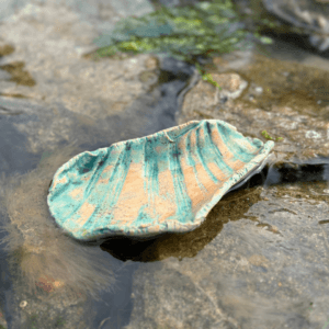 Ręcznie wykonana ceramiczna podstawka, w kolorze morskim, idealna na biżuterie lub kadzidło