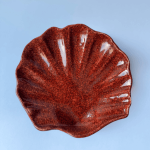 Ręcznie wykonana ceramiczna podstawka w kształcie muszli, szklona w odcieniu czerwonego, idealna na biżuterie