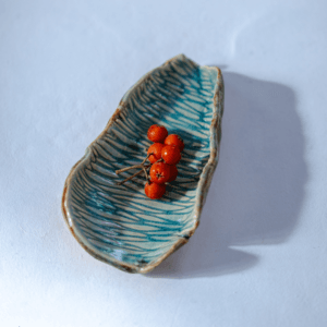 Ręcznie wykonana ceramiczna podstawka, w odcieniu niebieskiego, idealna na biżuterię lub jako ozdoba