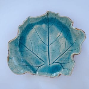 Ręcznie wykonana ceramiczna podstawka w kolorze niebieskim, inspirowana liściem dyni, idealna jako ozdoba