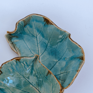Ręcznie wykonana ceramiczna podstawka pod kadzidło w kształcie liścia, w kolorze niebieskim
