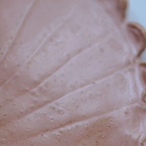 Ręcznie wykonana ceramiczna patera w kształcie muszli, w kolorze różowym, idealna na biżuterie