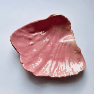 Ręcznie wykonana ceramiczna patera w kształcie muszli, w kolorze różowym, idealna na biżuterie