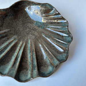 Ręcznie wykonana ceramiczna podstawka w kształcie muszli, szklona w kolorze zielonym, idealna na biżuterie