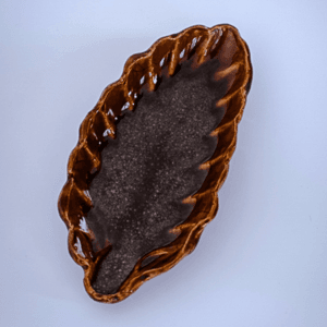 Ręcznie wykonana ceramiczna retro miseczka w kształcie liścia, w kolorze brązowym, idealna na stół podczas rodzinnych uroczystości lub jako ozdoba