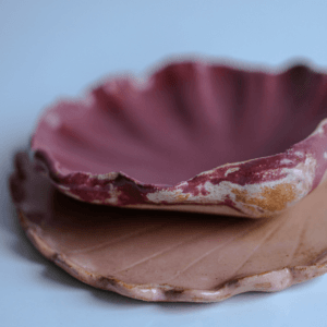 Ręcznie wykonana ceramiczna miseczka w kształcie muszelki, w kolorze różowym, idealna na biżuterie