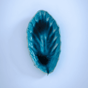 Ręcznie wykonana ceramiczna miseczka inspirowana głębią morskiej fauny i flory, szklona w kolorze turkusowym, idealna do podania przekąsek lub na biżuterie