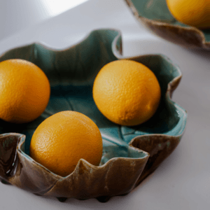 Ręcznie wykonana miseczka ceramiczna w kształcie liścia dyni, szkliwiona w odcieniach turkusu i brązu, dekoracyjna ceramika inspirowana naturą, unikatowa misa handmade