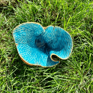 Ręcznie wykonana ceramiczna miseczka inspirowana kształtem liści, szklona w kolorze turkusowym