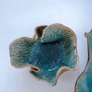 Ręcznie wykonana ceramiczna miseczka w kształcie liścia ginko, w kolorze zielonym, idealna jako ozdoba