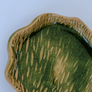 Ręcznie wykonana ceramiczna podstawka, w kolorze zielonym, idealna na biżuterię lub kadzidło