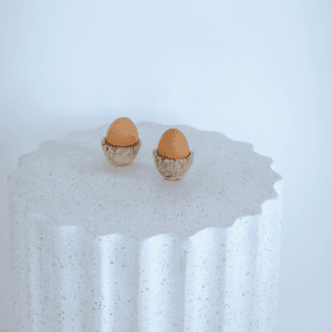 Ręcznie wykonany ceramiczny kieliszek na jajko, w kolorze beżowym