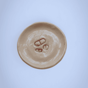 Ręcznie wykonany ceramiczny talerzyk, w kolorze beżowym, idealny na poranne leki lub jako ozdoba