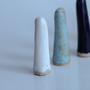 Ręcznie wykonany ceramiczny stojak na pierścionki, w kolorze białym, idealny akcesorium do przechowywania pierścionków
