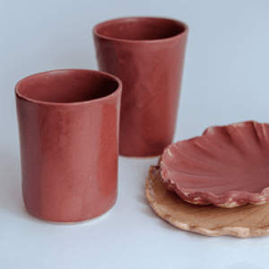 Ręcznie wykonany ceramiczny kubek, w kolorze burgundowym, idealny do gorących napojów