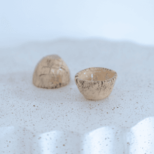 Ręcznie wykonany ceramiczny kieliszek na jajko, w kolorze beżowym