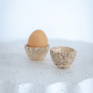 Ręcznie wykonany ceramiczny kieliszek na jajko, w kolorze beżowym
