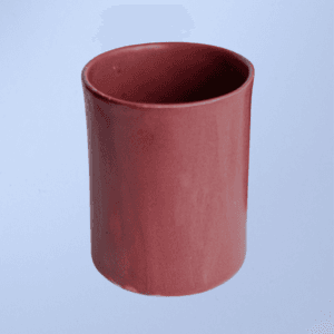 Ręcznie wykonany ceramiczny kubek, w kolorze burgundowym, idealny do gorących napojów
