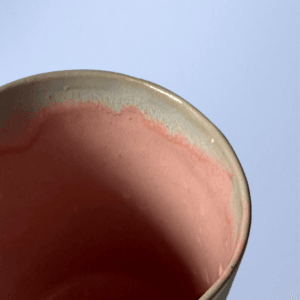 Ręcznie wykonany ceramiczny kubek, w kolorze błękitnym oraz różowym, idealny do kawy, herbaty lub innych napojów
