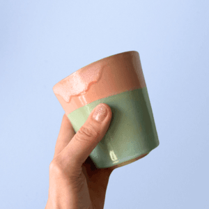 Ręcznie wykonany ceramiczny kubek, w kolorze zielonym oraz pomarańczowym, idealny do kawy, herbaty lub innych napojów