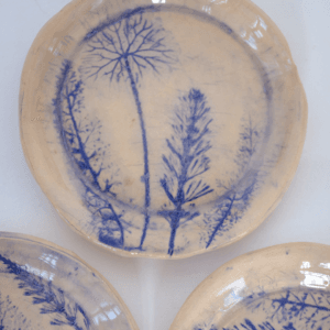 Ręcznie wykonany ceramiczny talerzyk, w kolorze naturalnym, idealny do deseru