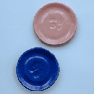 Ręcznie wykonany ceramiczny talerzyk, w kolorze niebieskim, idealny na poranne leki lub jako ozdoba