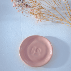 Ręcznie wykonany ceramiczny talerzyk, w kolorze różowym, idealny na poranne leki lub jako ozdoba