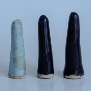 Ręcznie wykonany ceramiczny stojak na pierścionki, w kolorze czarnym, idealny akcesorium do przechowywania pierścionków