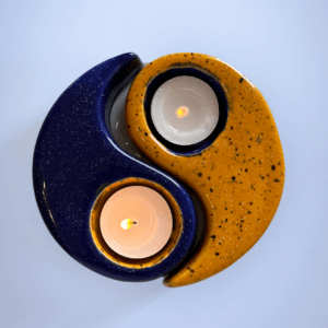 Ręcznie wykonany ceramiczny świecznik yin-yang na wkłady tealight, zestaw dwóch elementów w kontrastowych kolorach żółtym oraz granatowym, dekoracja w stylu zen i boho