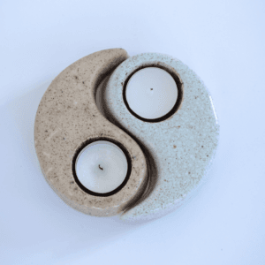Ręcznie wykonany ceramiczny świecznik yin-yang na wkłady tealight, zestaw dwóch elementów w kontrastowych kolorach szarym oraz białym, dekoracja w stylu zen i boho