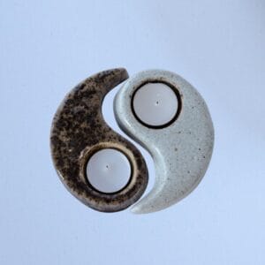 Ręcznie wykonany ceramiczny świecznik yin-yang, zestaw dwóch elementów w kontrastowych kolorach czerni i bieli, dekoracja w stylu zen i boho